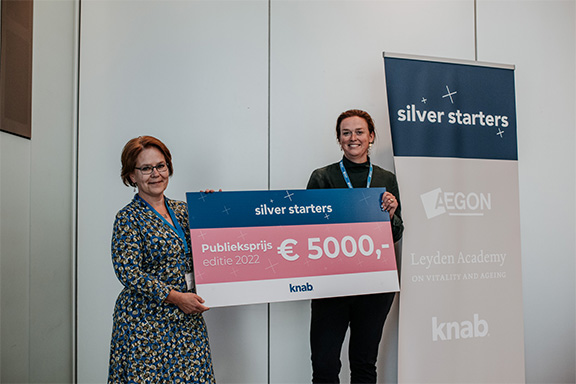 Hester Wandel (left) receives the public prize from Knab CEO Nadine Klokke