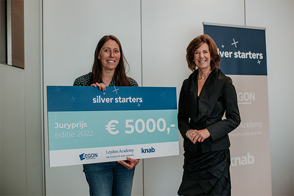 Anouk Butterlin is presented with the jury prize by Leyden Academy's Tineke Abma.