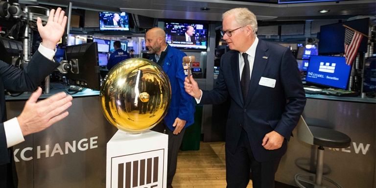 Aegon CEO Lard Friese ringing the first trading bell at the NYSE on October 26.